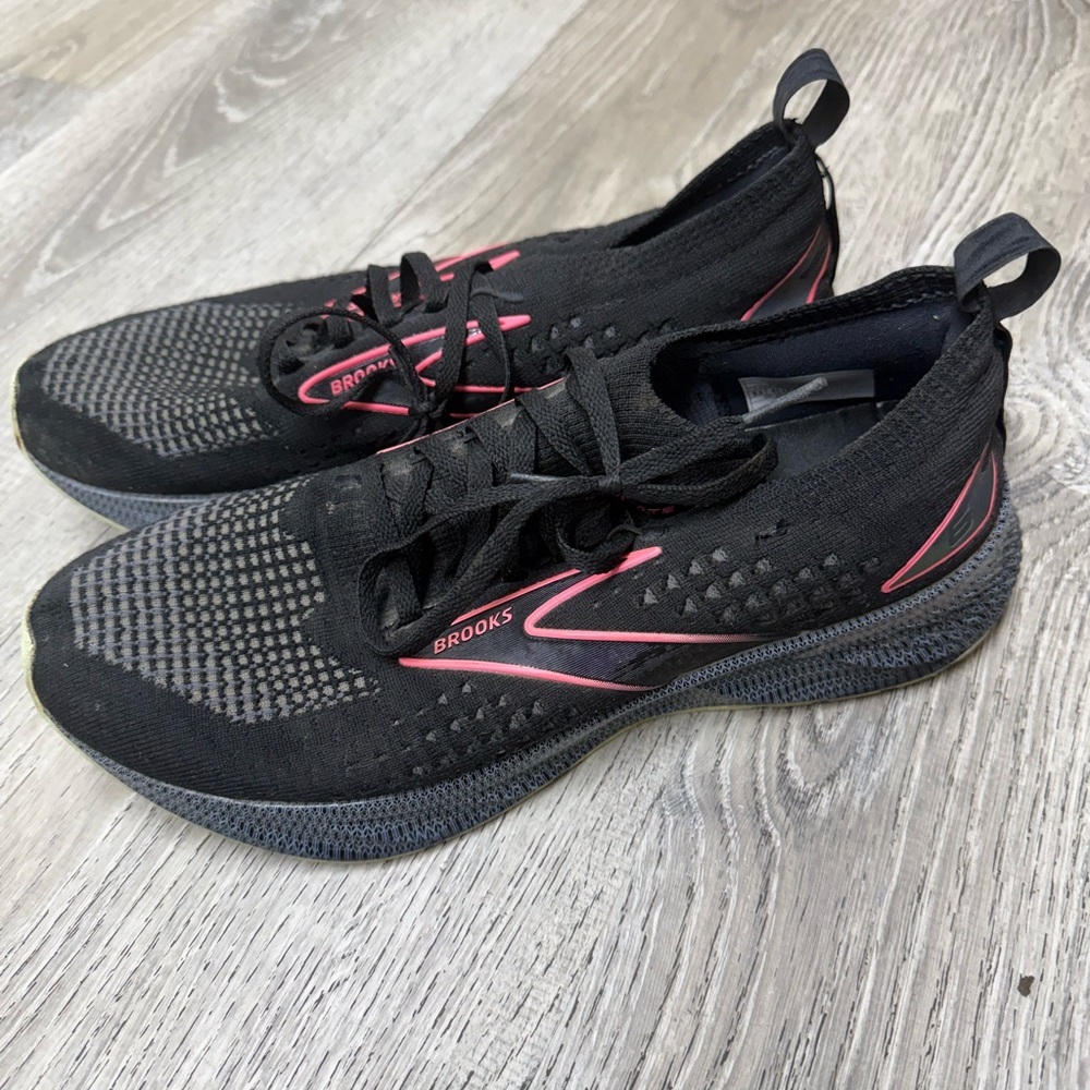 Brooks Levitate Stealth Fit Womens Black Knit Running Shoes with Pink Accents